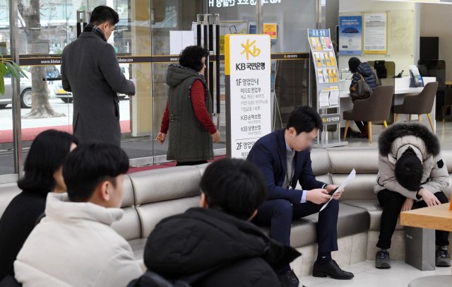 지난달 20일 서울 여의도 KB국민은행 본점을 찾은 고객들이 대출 상담을 기다리고 있다./권욱기자