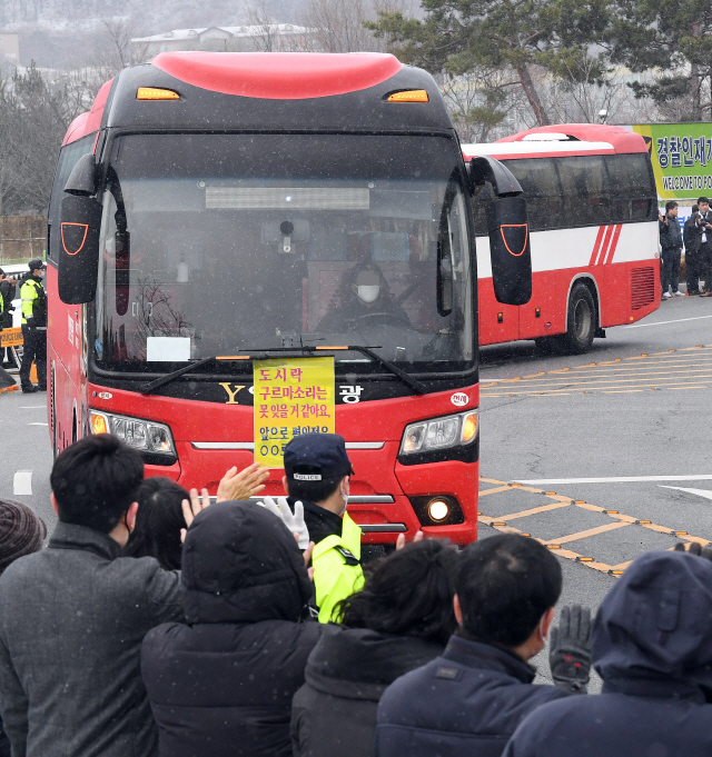 ‘코로나19’ 진원지인 중국 후베이성 우한에서 2차 전세기로 귀국해 충남 아산시 경찰인재개발원에서 14일간 격리생활을 마친 교민들이 16일 오전 아산 시민들의 환송을 받으며 일상으로 돌아가고 있다./아산=오승현기자