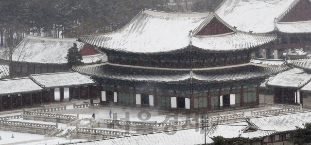 17일 오전 서울 경복궁에서 관계자들이 눈을 치우며 손님 맞을 준비를 하고 있다./오승현기자 2020.02.17