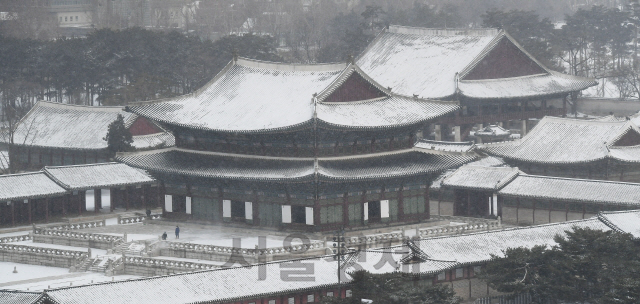 17일 오전 서울 경복궁에서 관계자들이 눈을 치우며 손님 맞을 준비를 하고 있다./오승현기자 2020.02.17