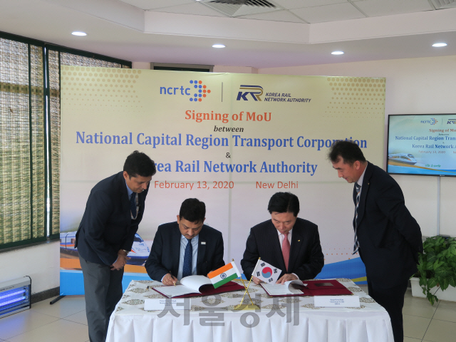 한국철도시설공단 김상균(사진 왼쪽에서 세번째) 이사장과 인도 수도권교통공사 비네이 쿠마르 씽(〃두번째) 사장인도 델리에서 고속철도 사업자문용역 계약을 체결하고 있다. 사진제공=한국철도시설공단