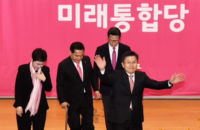미래통합당 황교안 대표가 17일 서울 여의도 국회 의원회관에서 열린 미래통합당 출범식 '2020 국민 앞에 하나'에서 참석자들을 향해 인사하고 있다./권욱기자 2020.2.17