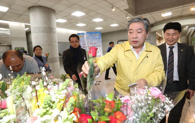 송한준(오른쪽 두번째) 경기도의회 의장이 17일 ‘사랑의 릴레이 헌혈운동 및 이천농산물 구매행사’에 참석, 꽃을 구매하고 있다. /사진제공=경기도의회