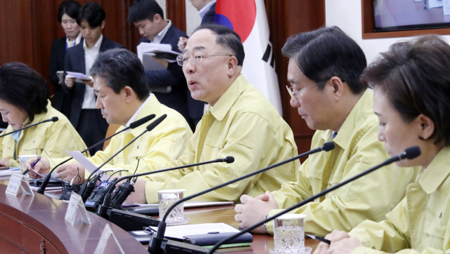 홍남기(가운데) 경제부총리가 17일 오전 정부서울청사에서 열린 신종 코로나바이러스 감염증(코로나19) 대응 경제관계장관회의에서 모두발언을 하고 있다. /연합뉴스