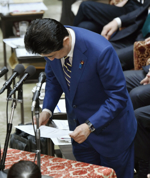 아베 신조 일본 총리가 17일 중의원 예산위원회에서 지난주 야당 의원 질의에 야유한 행동을 사과한다며 고개를 숙이고 있다. /도쿄=교도연합뉴스