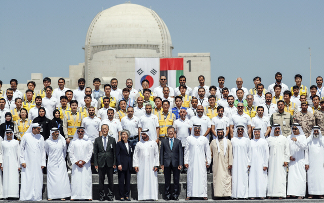 문재인(가운데) 대통령이 지난 2018년 3월 26일 아랍에미리트(UAE)를 공식 방문해 한국이 건설한 바라카 원전 1호기 앞에서 기념 촬영을 하고 있다./연합뉴스