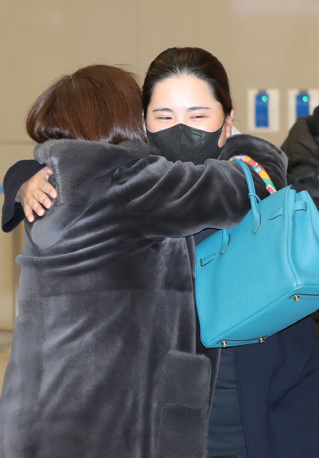17일 호주에서 귀국한 박인비가 인천공항에 마중 나온 어머니와 포옹하고 있다. /연합뉴스