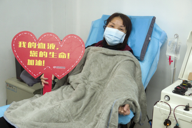17일 중국 후베이성 우한의 한 병원에서 신종 코로나바이러즈 감염증(코로나19)에 걸렸다가 회복한 환자가 헌혈을 하고 있다./우한=신화연합뉴스