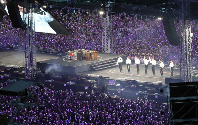 지난해 6월 부산에서 열린 BTS 공연에 수많은 팬들이 몰려 환호하고 있다./연합뉴스