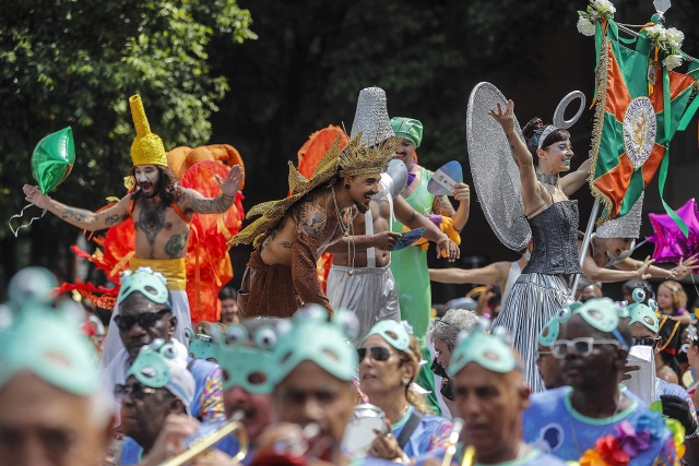 16일(현지시간) 브라질 리우데자네이루에서 카니발 축제가 열리고 있다./리우데자네이루=EPA연합뉴스