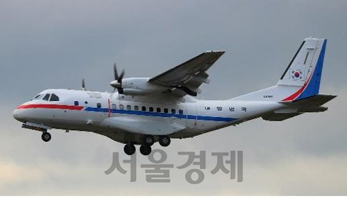 정부가 일본 요코하마항에 묶인 크루즈선에 타고 있는 한국인 승객과 일본인 배우자를 국내로 이송하기 위해 18일 투입한 공군 3호기 VCN-235기. 공군 소속이지만 주로 정부 요인들이 이용하는 정부 전용기로 활용되는 이 기체는 15명 정도를 수용할 수 있다.