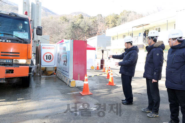 한국철도시설공단 김상균(사진 왼쪽에서 첫번째) 이사장이 미세먼지 취약 철도건설현장 특별점검을 실시하고 있다. 사진제공=한국철도시설공단