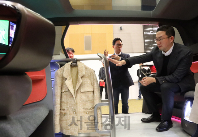 구광모 LG 회장이 지난 17일 서울 서초구 LG전자 디자인경영센터를 방문해 미래형 커넥티드카 내부에 설치된 의류관리기의 디자인을 살펴보고 있다. /사진제공=LG