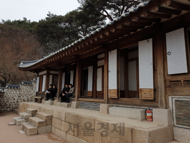 서울 종로구 부암동에 위치한 흥선대원군의 별장 석파정을 방문한 관람객들이 별채에 앉아 이야기를 나누고 있다.