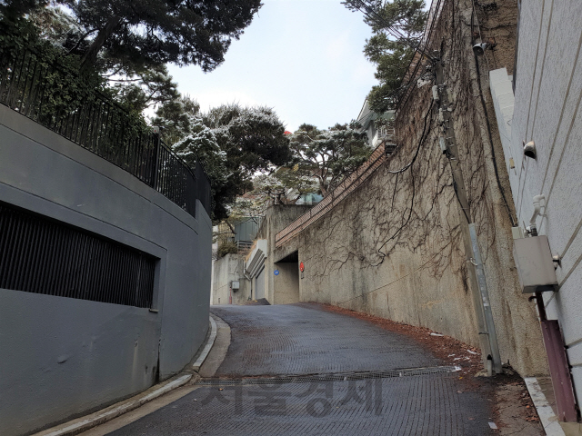 서울 성북구 박사장네 올라가는 길. 박사장네 주택은 전주 영화세트장에서 촬영됐지만 주택으로 올라가는 골목은 서울에서 촬영됐다.