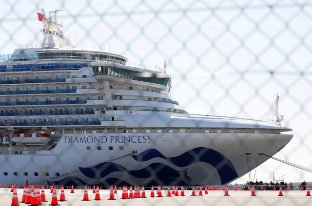 일본 요코하마항에 정박 중인 대형 크루즈선 ‘다이아몬드 프린세스’./로이터연합뉴스