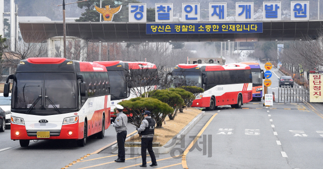 ‘코로나19’ 진원지인 중국 후베이성 우한에서 2차 전세기로 귀국해 충남 아산시 경찰인재개발원에서 2주일간 생활했던 교민들이 지난 16일 오전 퇴소하고 있다./아산=오승현기자