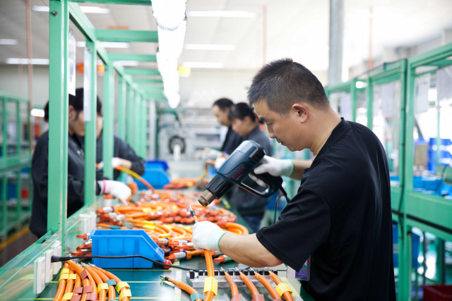 LS EV 코리아 중국 사업장에서 직원들이 전기차용 하니스를 생산하고 있다. /사진제공=LS전선
