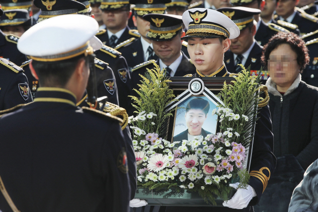 ‘그곳에선 행복하렴’      (서울=연합뉴스) 임화영 기자 = 18일 서울 송파구 국립경찰병원에서 열린 고(故) 유재국 경위의 영정을 든 동료 경찰이 영결식장으로 향하고 있다.      한강경찰대 소속 수상구조요원인 유 경위는 지난 15일 한강에서 투신자 수색 중 교각의 돌 틈에 몸이 끼어 물 밖으로 나오지 못하다 구조됐으나 숨졌다. 2020.2.18      hwayoung7@yna.co.kr   (끝)      <저작권자(c) 연합뉴스, 무단 전재-재배포 금지>