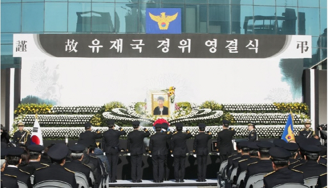 8일 서울 송파구 국립경찰병원에서 열린 고 유재국 경위 영결식에서 동료 경찰들이 헌화한 뒤 경례하고 있다. /사진=연합뉴스