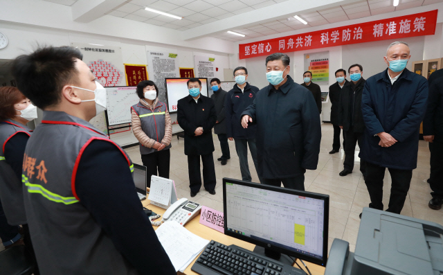 시진핑 중국 국가주석이 지난 10일 베이징의 안화리 주민센터를 방문해 코로나19 예방·통제에 대한 지시를 하고 있다. 국가 사무 모두를 직접 장악하려는 그의 시도가 초기대응 실패를 초래했다는 지적이 많다. /베이징=신화연합뉴스
