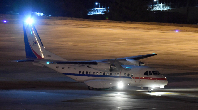 일본에 정박 중인 크루즈선에 탑승했던 한국인 6명과 일본인 배우자 1명을 태운 공군 3호기(VCN-235)가 19일 새벽 김포공항에 착륙하고 있다. /연합뉴스
