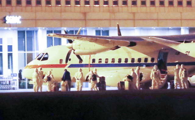 일본에 정박중인 크루즈선 다이아몬드 프린세스에 탑승했던 한국인 6명과 일본인 배우자 1명이 19일 새벽 김포공항에 착륙한 공군3호기에서 내리고 있다. /연합뉴스