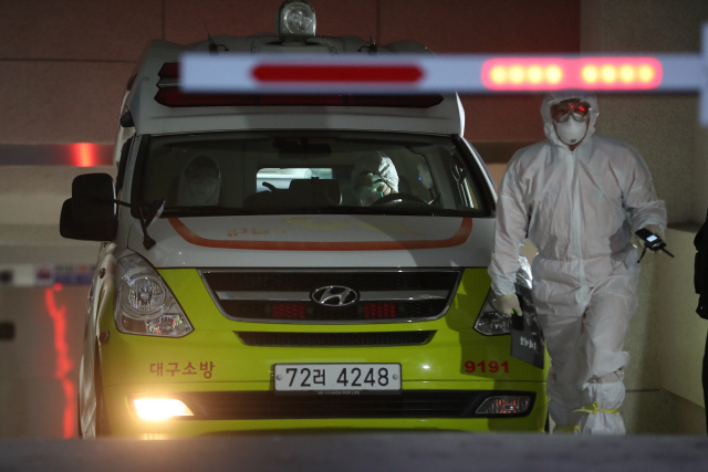 18일 오후 대구시 수성구의 한 병원에서 입원 환자들이 앰뷸런스를 타고 대구의료원으로 이송되고 있다. /연합뉴스