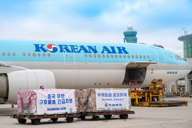 대한항공이 19일 중국 우한 지역에 지원할 KF94타입 마스크 4만장을 KE855편을 통해 배송했다. /사진제공=대한항공