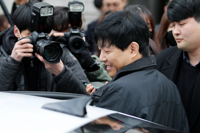 ‘여객자동차 운수사업법 혐의’로 기소된 이재웅 쏘카 대표가 19일 오전 서울 서초구 서울중앙지법에서 열린 1심 선고 공판에서 무죄를 받은 뒤 미소지으며 차량에 올라타고 있다./연합뉴스