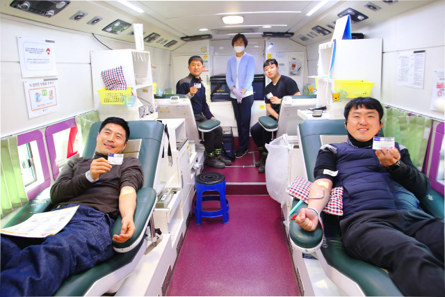현대중공업 직원들이 19일 울산본사에서 헌혈에 동참하고 있다. /사진제공=현대중공업