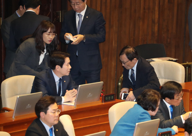 더불어민주당 이해찬 대표와 이인영 원내대표가 18일 오전 서울 여의도 국회에서 열린 임시회 본회의에서 대화하고 있다./연합뉴스