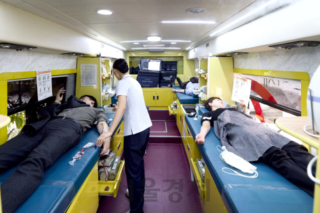 지난 18일 서울 염곡동 KOTRA 본사에서 직원들이 코로나19로 어려워진 혈액 수급에 힘을 보태기 위해 단체 헌혈을 하고 있다. /사진제공=KOTRA