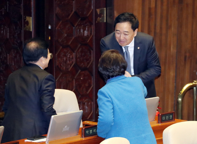 금태섭 더불어민주당 의원(오른쪽)이 19일 오전 서울 여의도 국회에서 열린 임시회 본회의에 입장하고 있다./연합뉴스