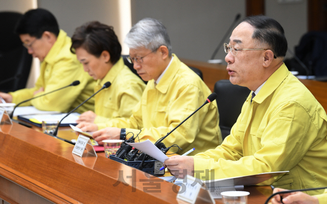 홍남기(오른쪽) 경제부총리가 19일 서울 은행로 수출입은행에서 열린 코로나19 대응 경제관계장관회의에서 상반기 재정집행 비율을 높이겠다고 발표하고 있다./권욱기자