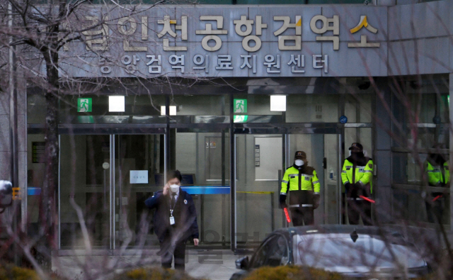 지난 19일 국립인천공항검역소에서 경찰관이 경계근무를 서고 있는 가운데 관계자가 건물에서 나오고 있다. /영종도=이호재기자.