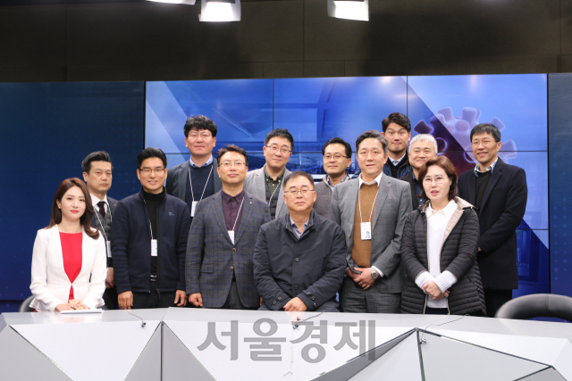 송구영(앞줄 왼쪽 네번째) LG헬로비전 대표가 강원 원주 영서방송을 방문해 직원들과 함께 기념촬영을 하고 있다./사진제공=LG헬로비전