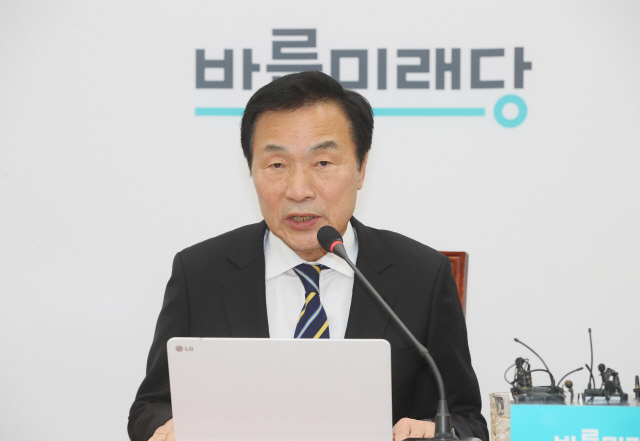 손학규 바른미래당 대표가 20일 국회에서 기자회견을 하고 있다. /연합뉴스