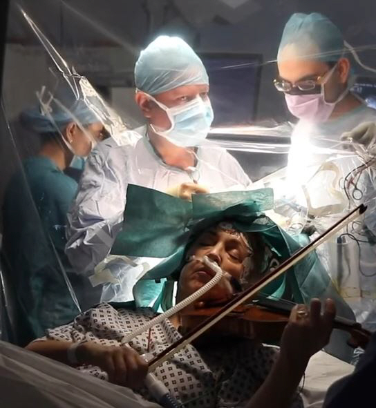 킹스칼리지병원에서 뇌수술을 받는 환자가 바이올린을 연주하고 있다. /킹스칼리지 유튜브 캡처