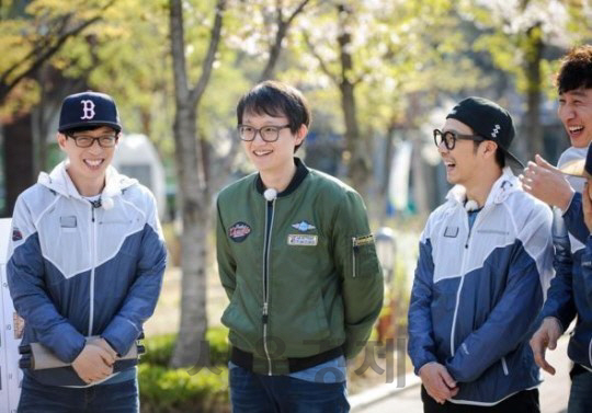 지난 2016년 SBS 예능 ‘런닝맨’에 출연한 웹툰작가 조석(왼쪽에서 두번째)./사진제공=SBS