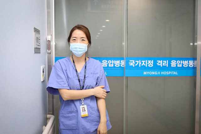 코로나19 확진환자들을 치료하는 명지병원 음압격리병동에서 간호사로 일하고 있는 박미연 팀장. /본인제공