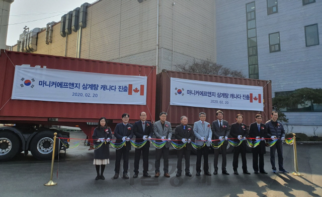 윤두현(오른쪽에서 다섯번째)마니커에프엔지 대표와 관계자가 20일 경기 용인 공장에서 삼계탕 캐나다 진출 행사를 진행하고 있다./사진제공=마니커