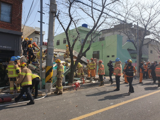 21일 오전 11시 5분께 부산 연제구의 한 주택가에서 2층짜리 단독주택이 무너져 용도변경 공사를 하던 인부 5명이 매몰됐다./사진제공=부산경찰청