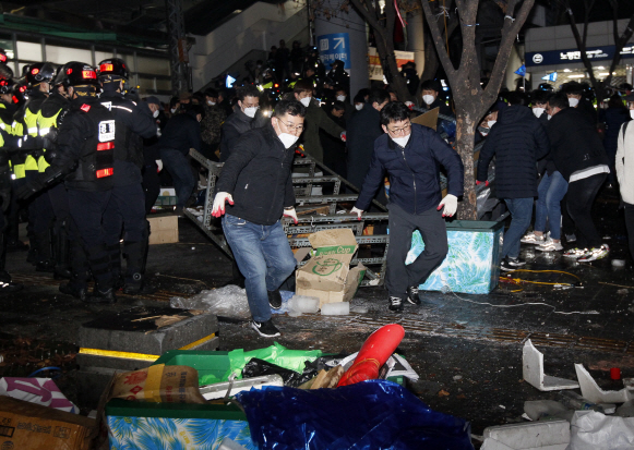 동작구청 관계자들이 21일 노량진역 앞에 있는 불법 노점들을 철거하고 있다.   /사진제공=동작구