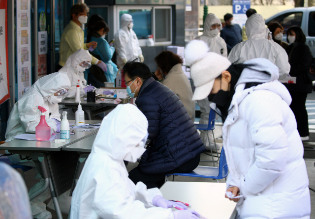 ‘음압병상’마저 부족…군 시설까지 동원하는 대구