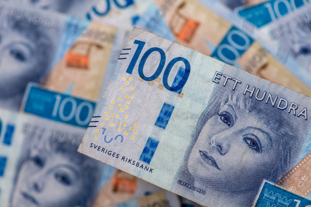 스웨덴 지폐 100크로나의 모습. 스웨덴 중앙은행인 릭스방크는 20일(현지시간)부터 세계 최초로 중앙은행 디지털화폐(CBDC)의 시범 운영에 들어갔다.  /블룸버그 자료사진