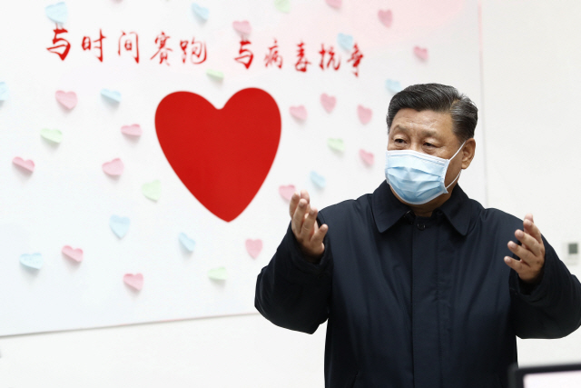 시진핑 중국 국가주석이 지난 12일(현지시간) 마스크를 착용하고 베이징 차오양구의 질병관리예방센터를 찾아 코로나19 방역 관련 훈시를 하고 있다. /베이징=AP연합뉴스