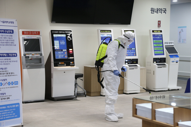 서울대병원은 환자 및 보호자 등이 많이 이용하는 대기공간 등에 대해서도 매일 전문업체를 통해 초미립자 분무기로 소독하고 있다. /사진제공=서울대병원