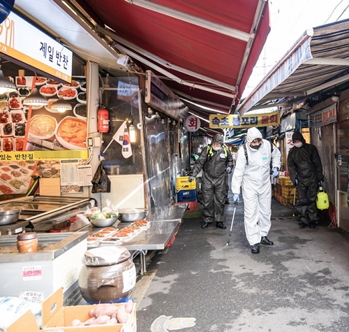 사진설명 : 세스코 방역 전문가가 둔촌동일대의 전통시장 거리에 살균예방작업을 진행중이다.(사진제공 : 강동구청)