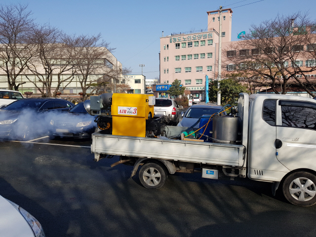 22일 오전 경북 청도군 대남병원 주변에서 방약 차량이 소독 작업을 하고 있다./연합뉴스